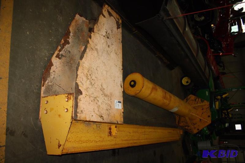 lot 7 image: Gantry Yellow Metal Bolt Down 15.5 x 5.5 118 x 49.