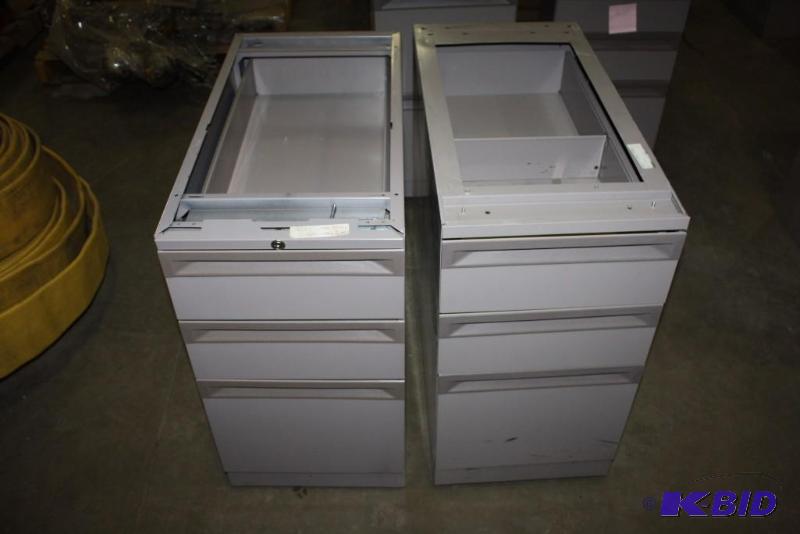 lot 78 image: Lot of (2) Filing Cabients 3-Drawers Gray 30 x 15 x 28.