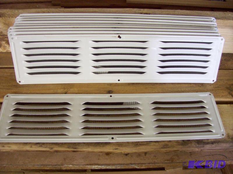 lot 27 image: 16 x 4 Soffet Vent, white, quantity 10 pcs., ...