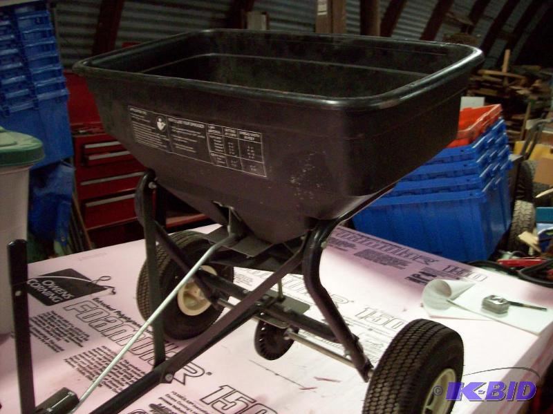 lot 37 image: Agri - Fab broadcast spreader 100, like new,,...