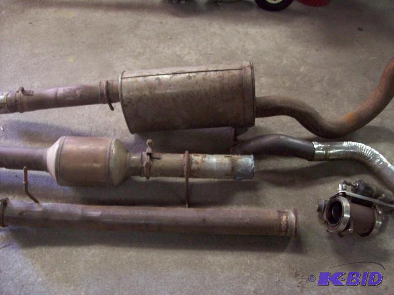 lot 7 image: Complete exhaust system from 1999 Ford F250, ...