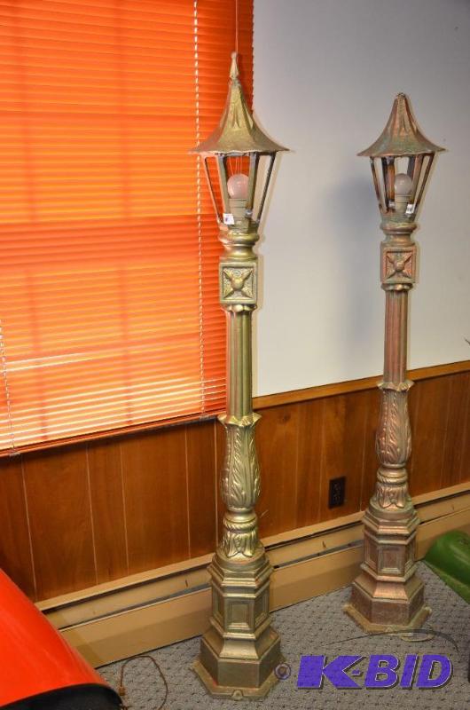 lot 21 image: 1 Electric Vintage Lamp Post Walkway light ...