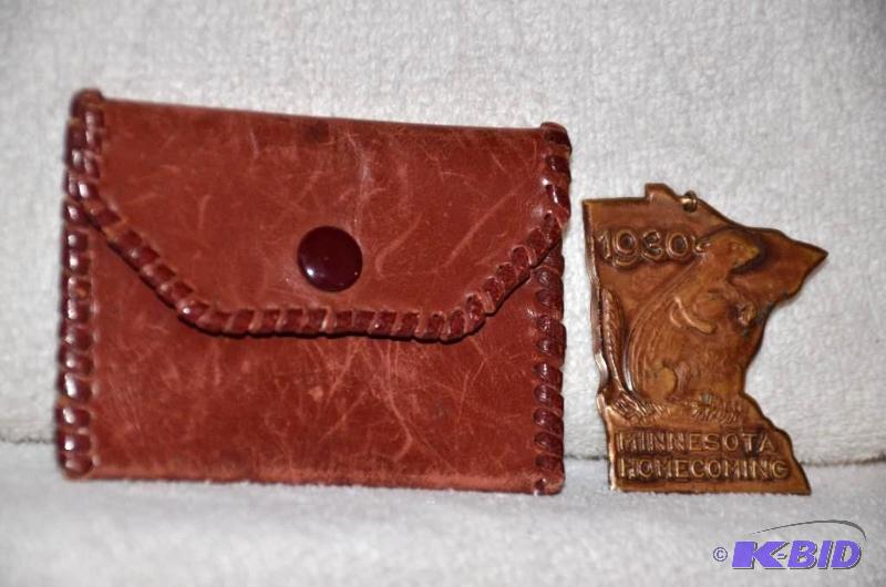 lot 43 image: RARE 1930s U of M Gophers homecoming badge p...
