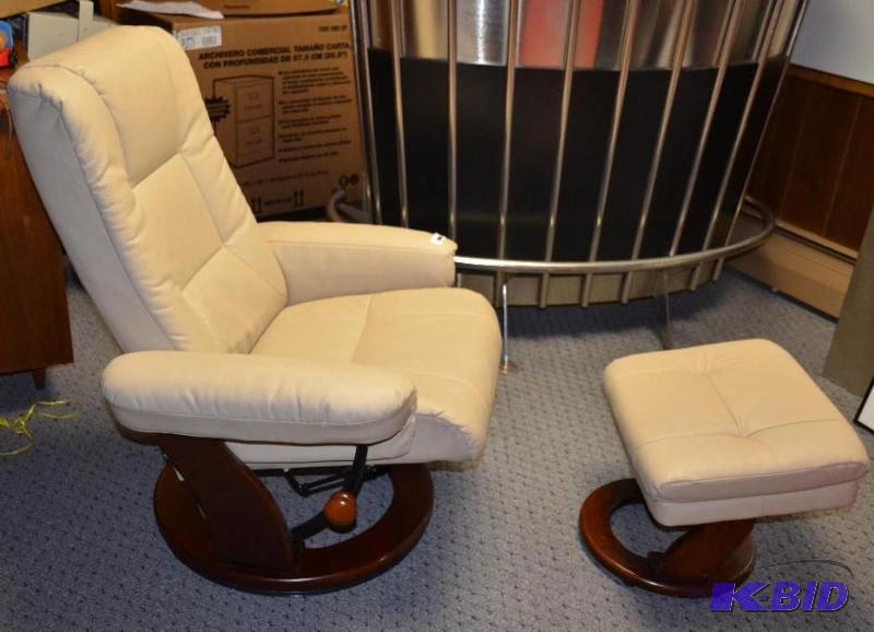 lot 6 image: Benchmaster Cream Colored Recliner & Otto...