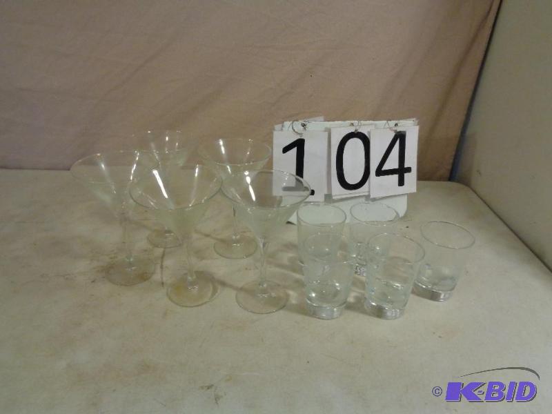 lot 104 image: 5 Baileys Martini Glasses and 5 Baileys Drink...