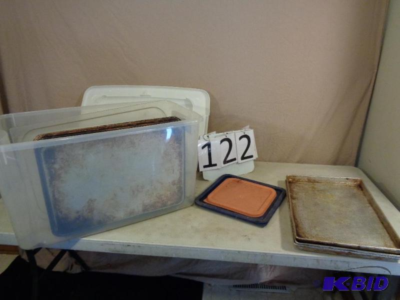 lot 122 image: Tote with Lid Full of Rubbermaid Commercial F...