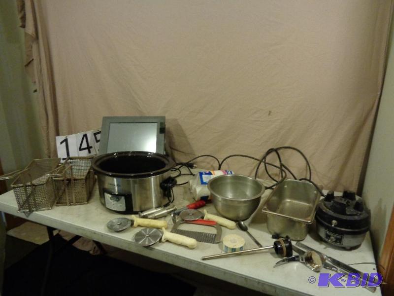 lot 145 image: Commercial Blender Base, Crock Pot (no lid), ...