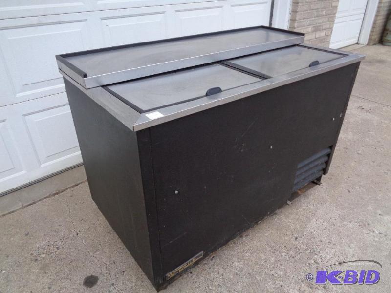 lot 18 image: True Reach In Cooler