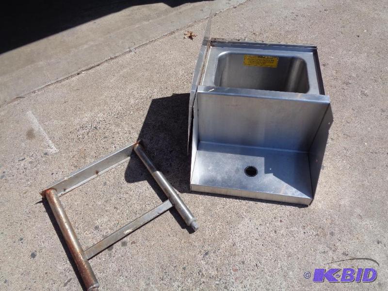 lot 49 image: Perlick Bar Sink