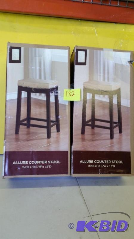 lot 132 image: Lot of 2 Stools