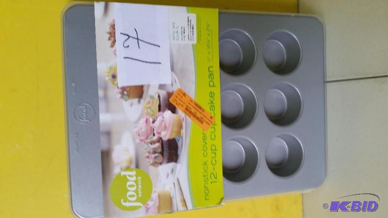 lot 17 image: 12 Cup cupcake pan