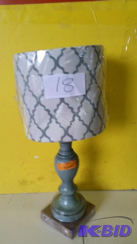 lot 18 image: Lamp
