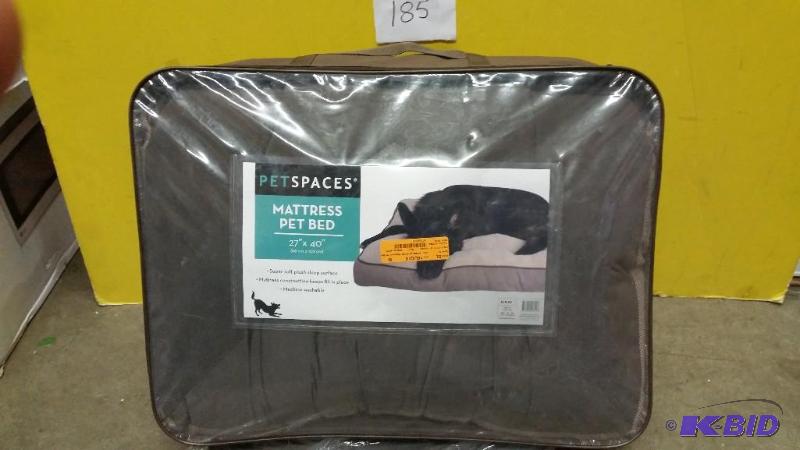 lot 185 image: Matress Pet Bed