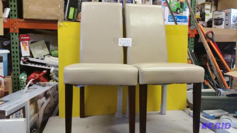 lot 221 image: Lot of 4 Dinning Room Chairs White