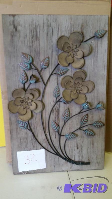 lot 32 image: Wall Dcor
