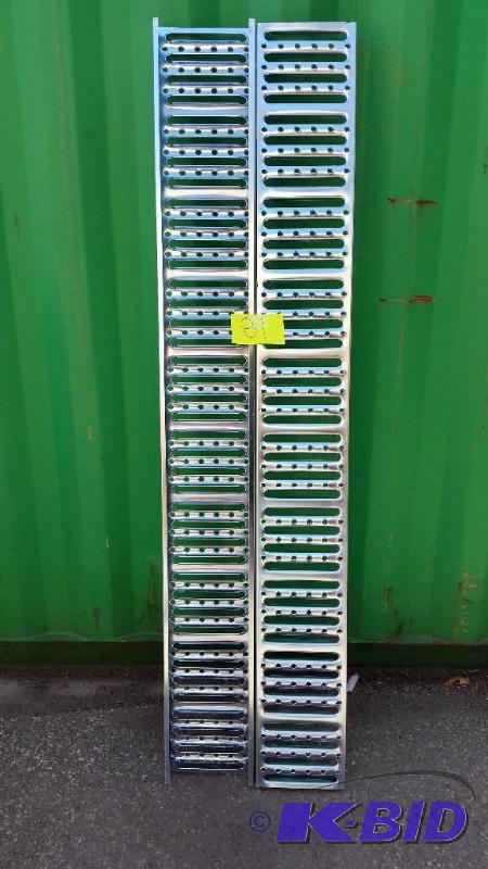lot 81 image: Steel Loading Vehicle Ramps-