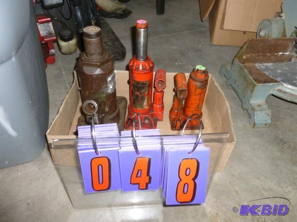 Flat of 3 hydraulic jacks. AS shown. Terms. I...