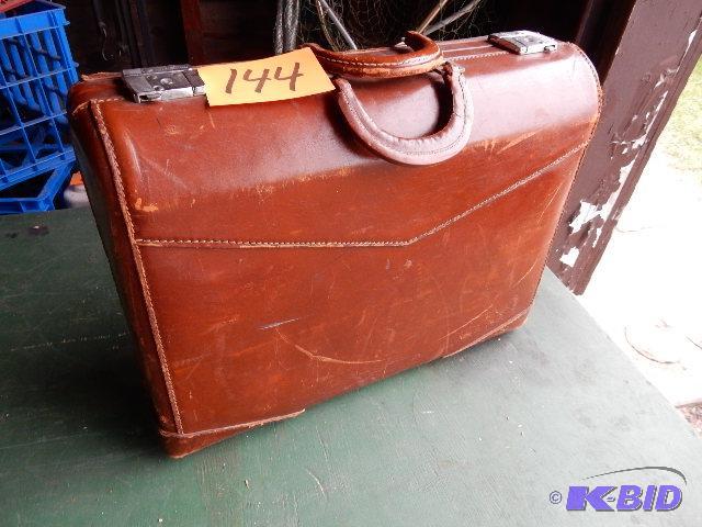 lot 144 image: Vintage Suit Case, Whenny