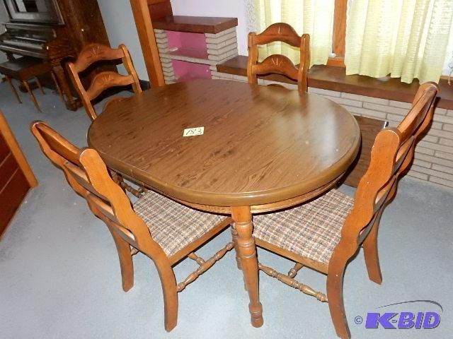 lot 183 image: Nice Dining Room Table and 4 chairs