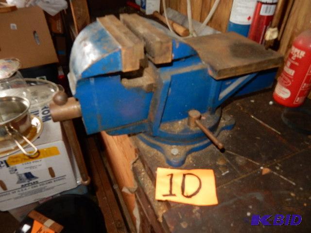 lot 1D image: Very old and Large Vise