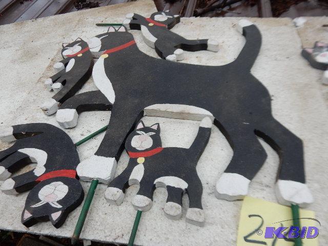 lot 214 image: Wood Cat Family