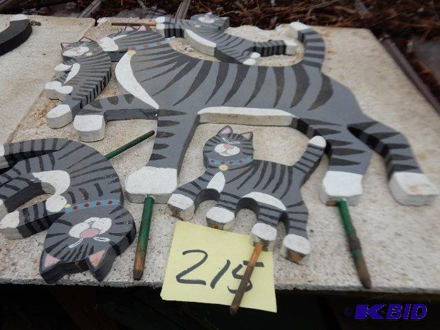 lot 215 image: Wood Cat Family