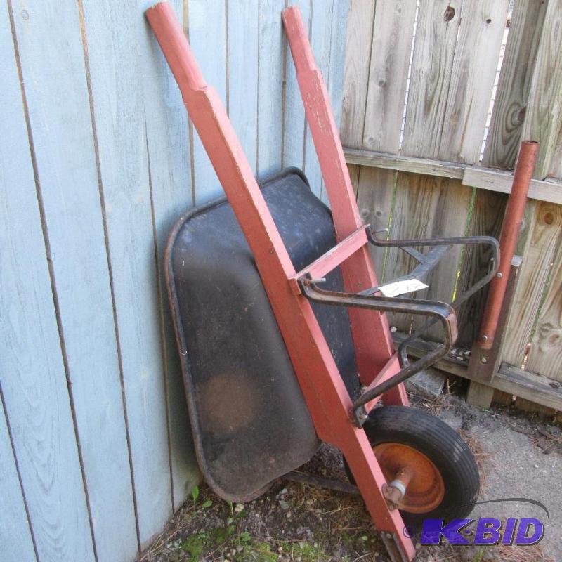 lot 217 image: Heavy Duty Wheel Barrow.. Flat tire, but just needs air.