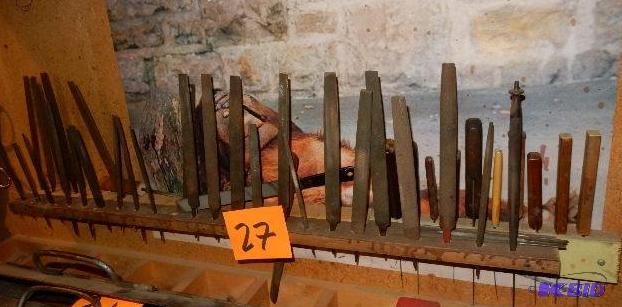lot 27 image: Lot of files and knives