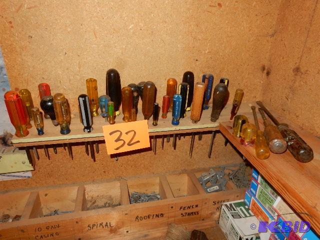 lot 32 image: Large lot of scewdrivers