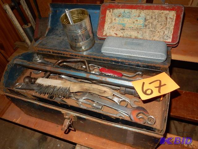 lot 67 image: Metal Tool Box and contents