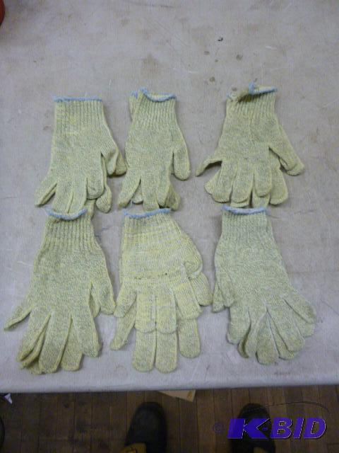 lot 226 image: 6 Pairs of Gloves Size SM...