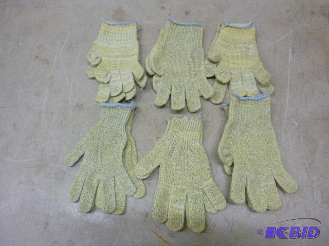 lot 227 image: 6 Pairs of Gloves Size SM...