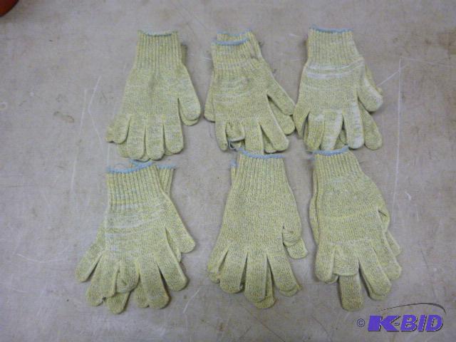 lot 228 image: 6 Pairs of Gloves Size SM...