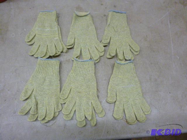 lot 229 image: 6 Pairs of Gloves Size SM...