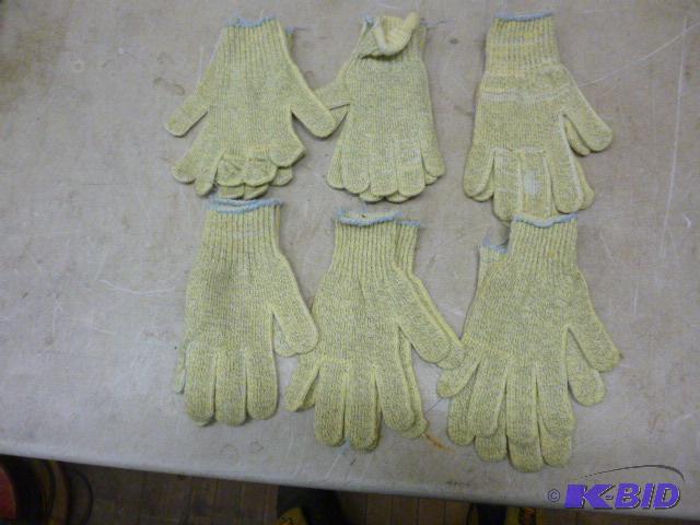 lot 230 image: 6 Pairs of Gloves Size SM...