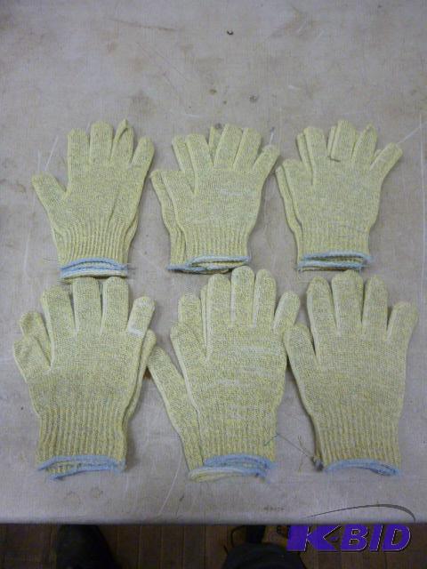 lot 231 image: 6 Pairs of Gloves Size SM...