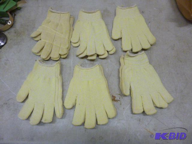 lot 236 image: 6 Pairs of Gloves Size ML...