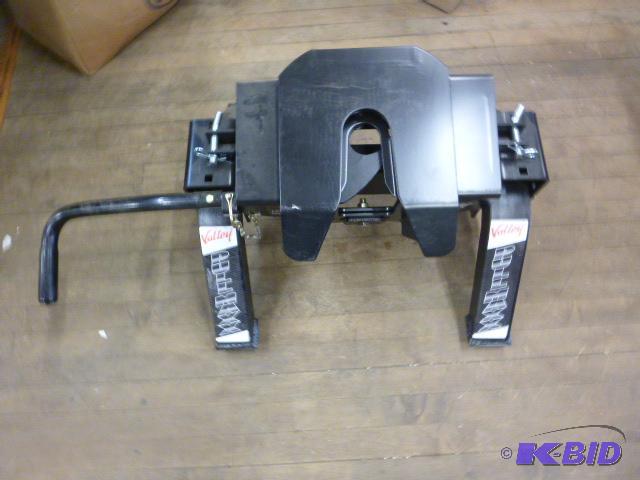lot 4 image: New Valley Pull Maxx 5th Wheel Hitch 16,000 l...