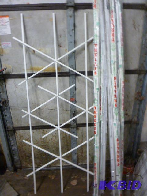 lot 401 image: 6 Master Mark Plastic Garden Trellises Uprigh...