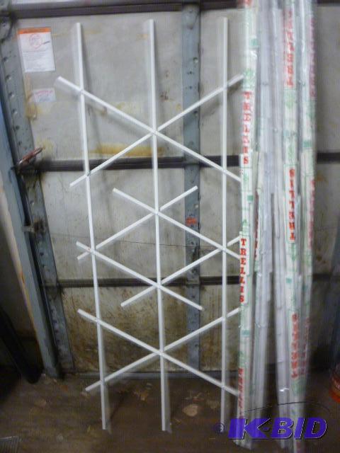 lot 404 image: 6 Master Mark Plastic Garden Trellises Uprigh...