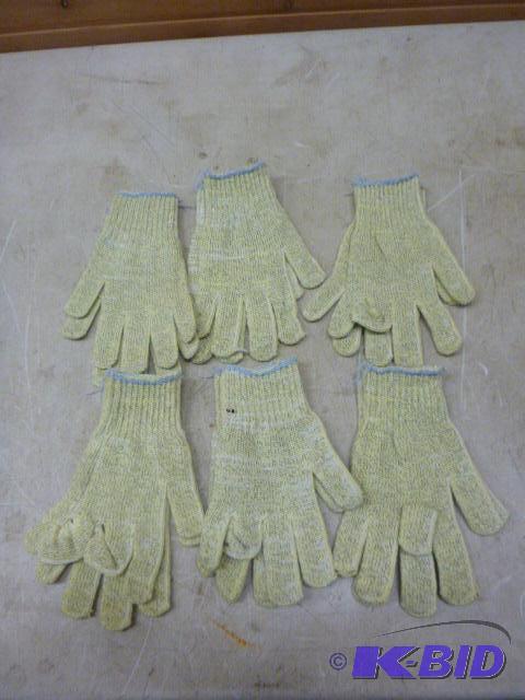lot 413 image: 6 Pairs of Gloves Size SM...