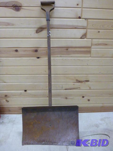 lot 448 image: Old Snow Snovel...