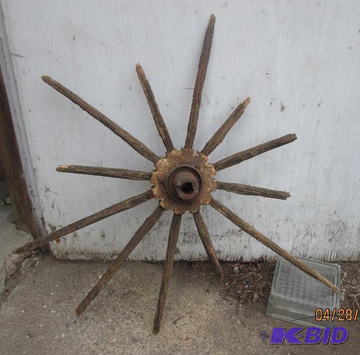 lot 100 image: Vintage wagon wheel. Great for crafting ideas...