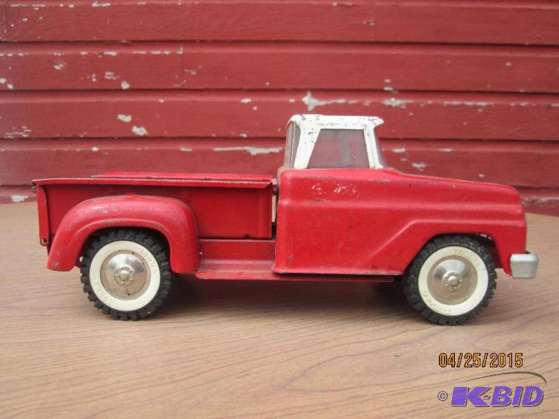 lot 11 image: Metal Tonka truck....