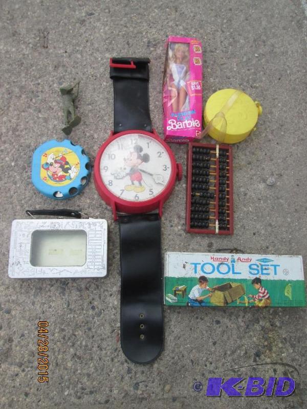 lot 112 image: Lot of miscellaneous toys and carry cases...