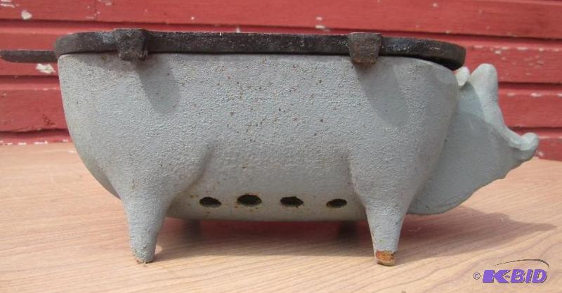 lot 14 image: Miniature pig shaped grill. Made of cast iron...
