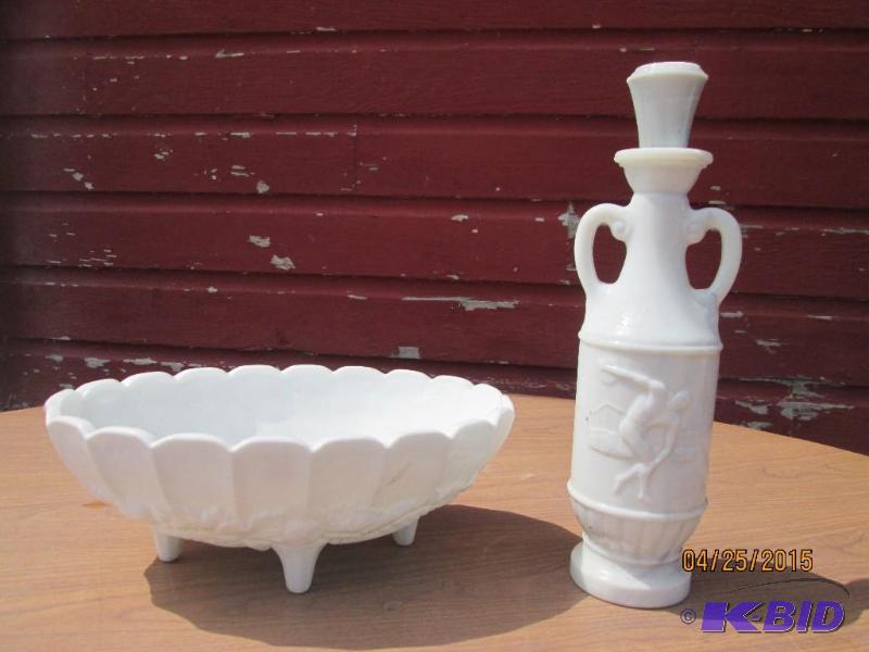 lot 22 image: Very nice pair of milk glass dishes. No chips...