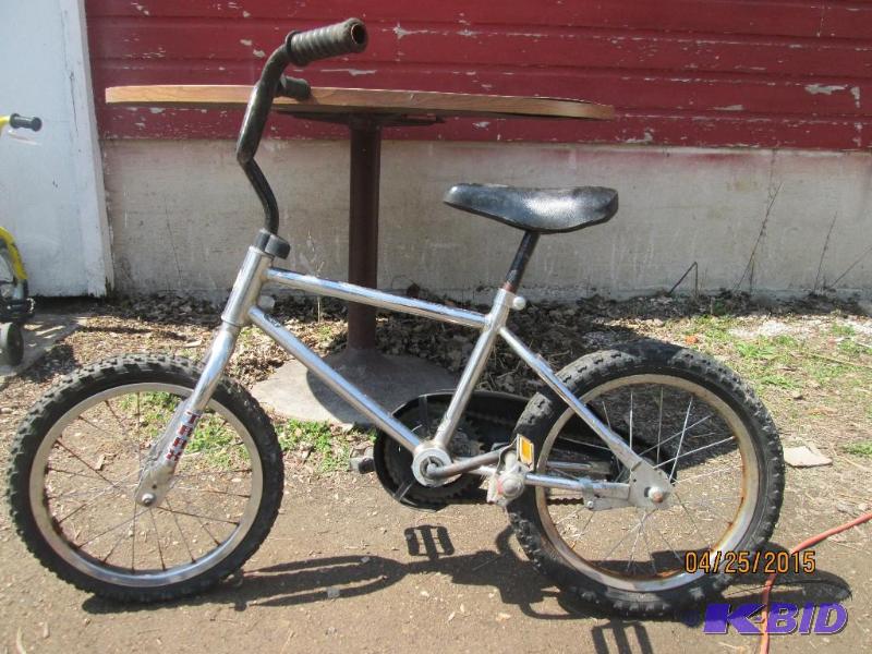 lot 23 image: Huffy Trax 15" bicycle....