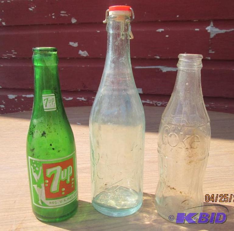 lot 25 image: Miscellaneous collectable soda and beer bottl...