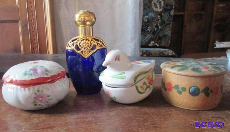 lot 31 image: Small lot of trinket boxes. No chips or crack...